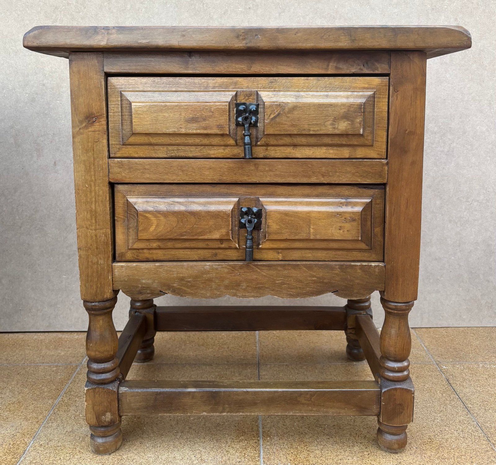 Mesitas de noche españolas con cajones y herrajes de hierro, años 50, juego de 2 - Imagen 3