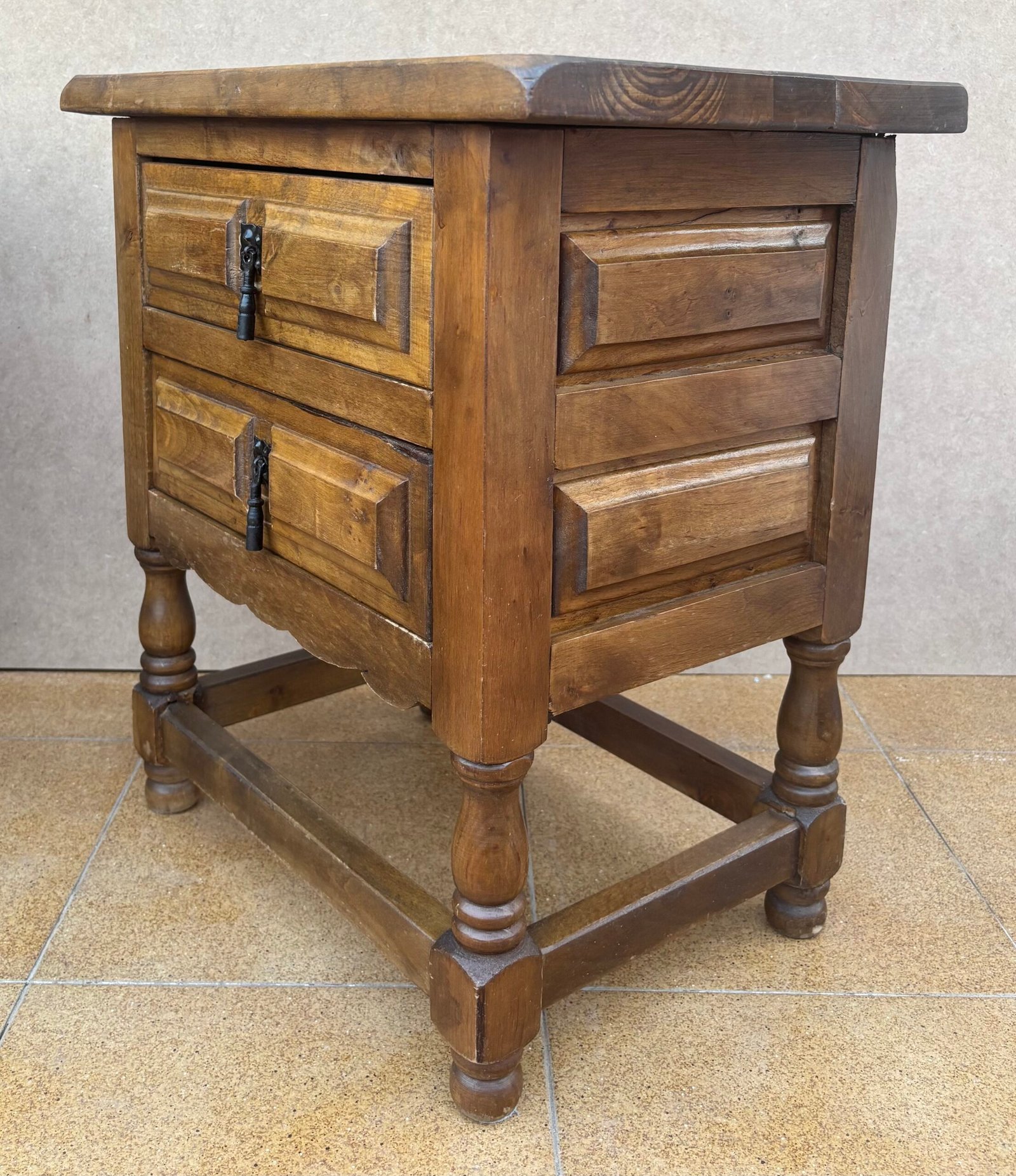 Mesitas de noche españolas con cajones y herrajes de hierro, años 50, juego de 2 - Imagen 4