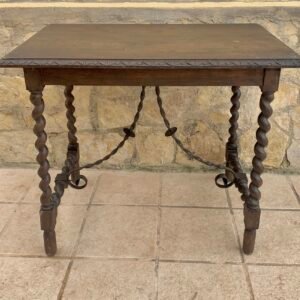 Mesa auxiliar española del siglo XIX con patas torneadas y camilla de hierro, 1920