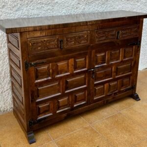 Aparador español catalán del siglo XX tallado en nogal, década de 1920