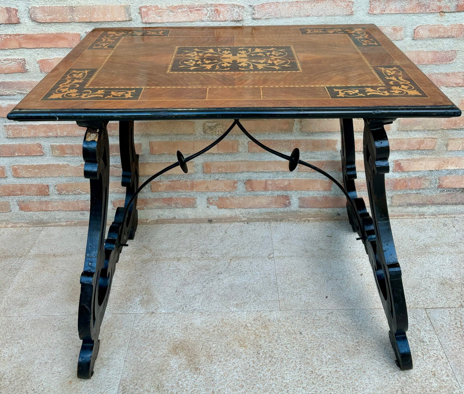 Mesa auxiliar barroca española con patas de lira y tapa de marquetería, 1850