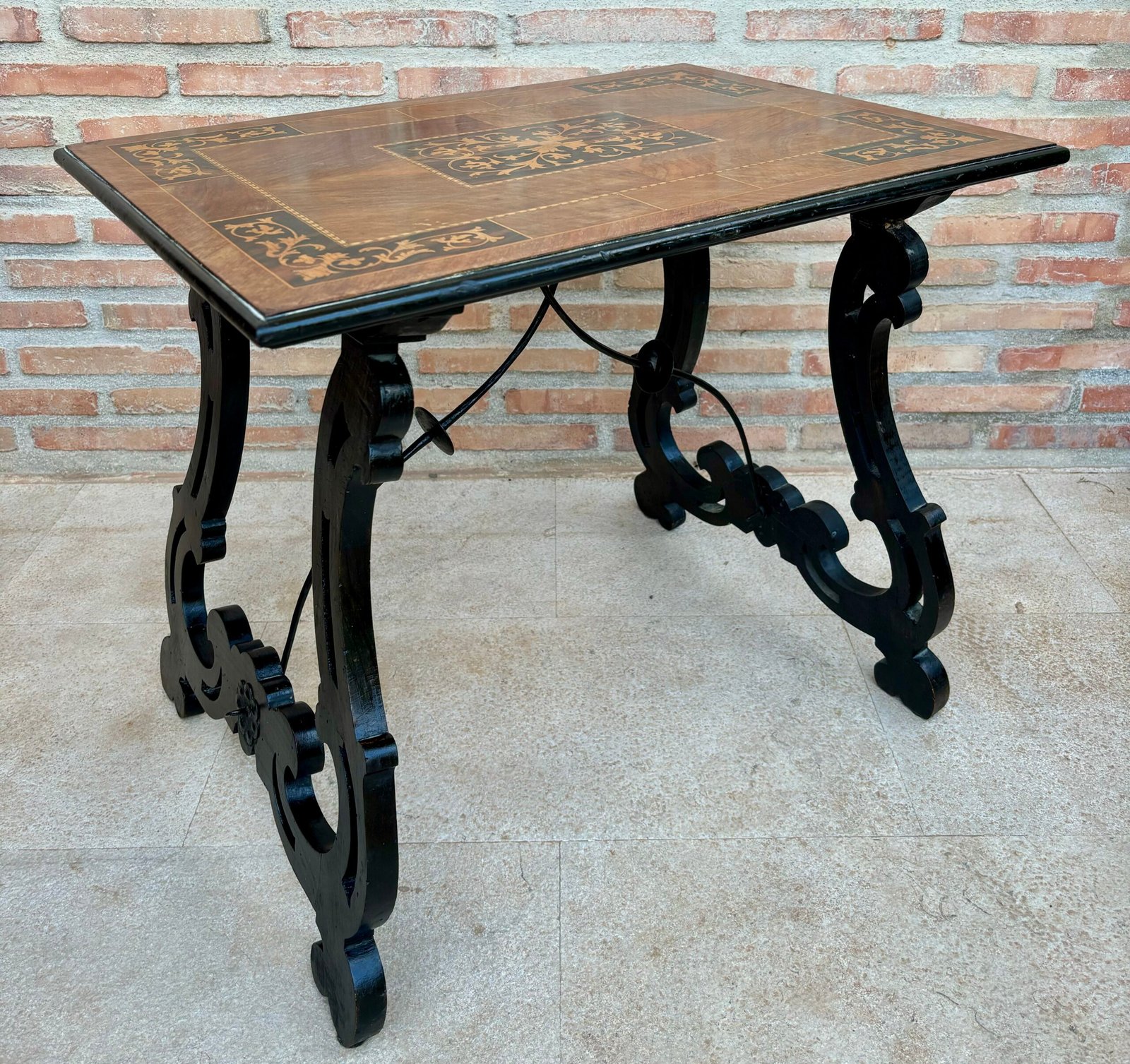 Mesa auxiliar barroca española con patas de lira y tapa de marquetería, 1850 - Imagen 2