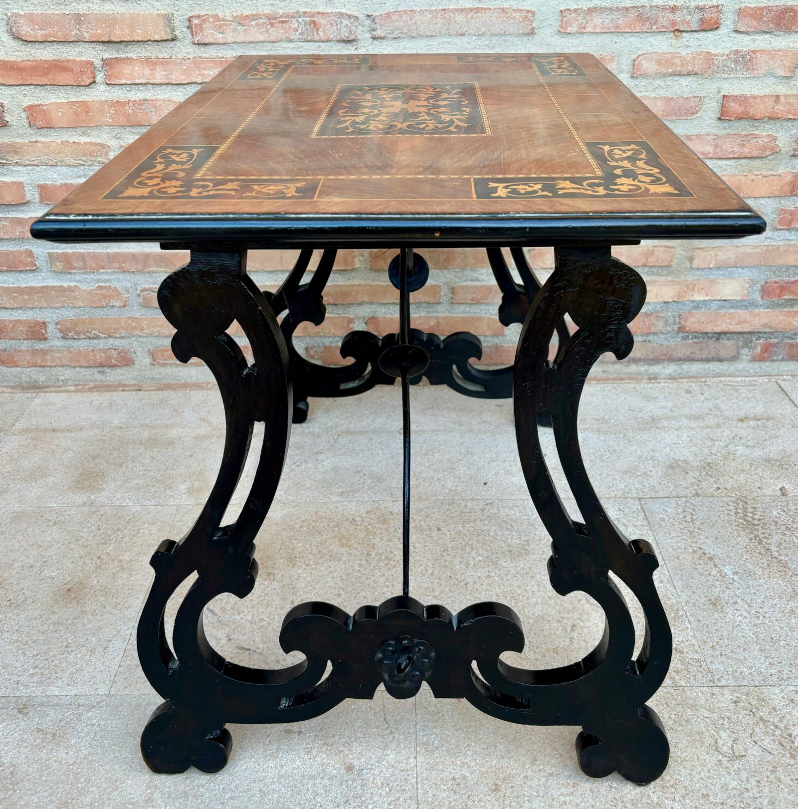 Mesa auxiliar barroca española con patas de lira y tapa de marquetería, 1850 - Imagen 3