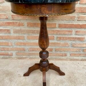 Mesa auxiliar redonda de nogal francés con tablero de mármol negro, estilo Gustaviano, década de 1880
