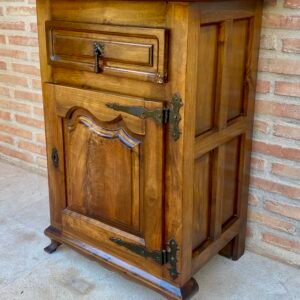 Mesa de pecho de nogal español del siglo XX con cajón y puerta, década de 1930