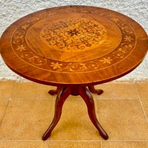 Mesa auxiliar redonda de marquetería, década de 1950