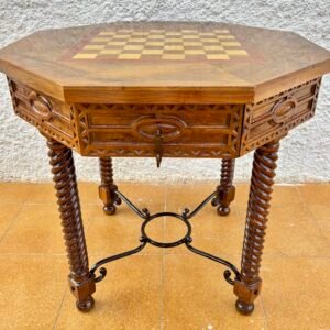 Mesa de juegos con incrustaciones de roble quemado octogonal antigua con dos cajones y patas torneadas, década de 1920