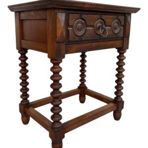 Mesa auxiliar o mesita de noche de madera tallada española de principios del siglo XX con un cajón