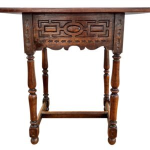 Mesa auxiliar antigua de nogal castellano con un cajón tallado
