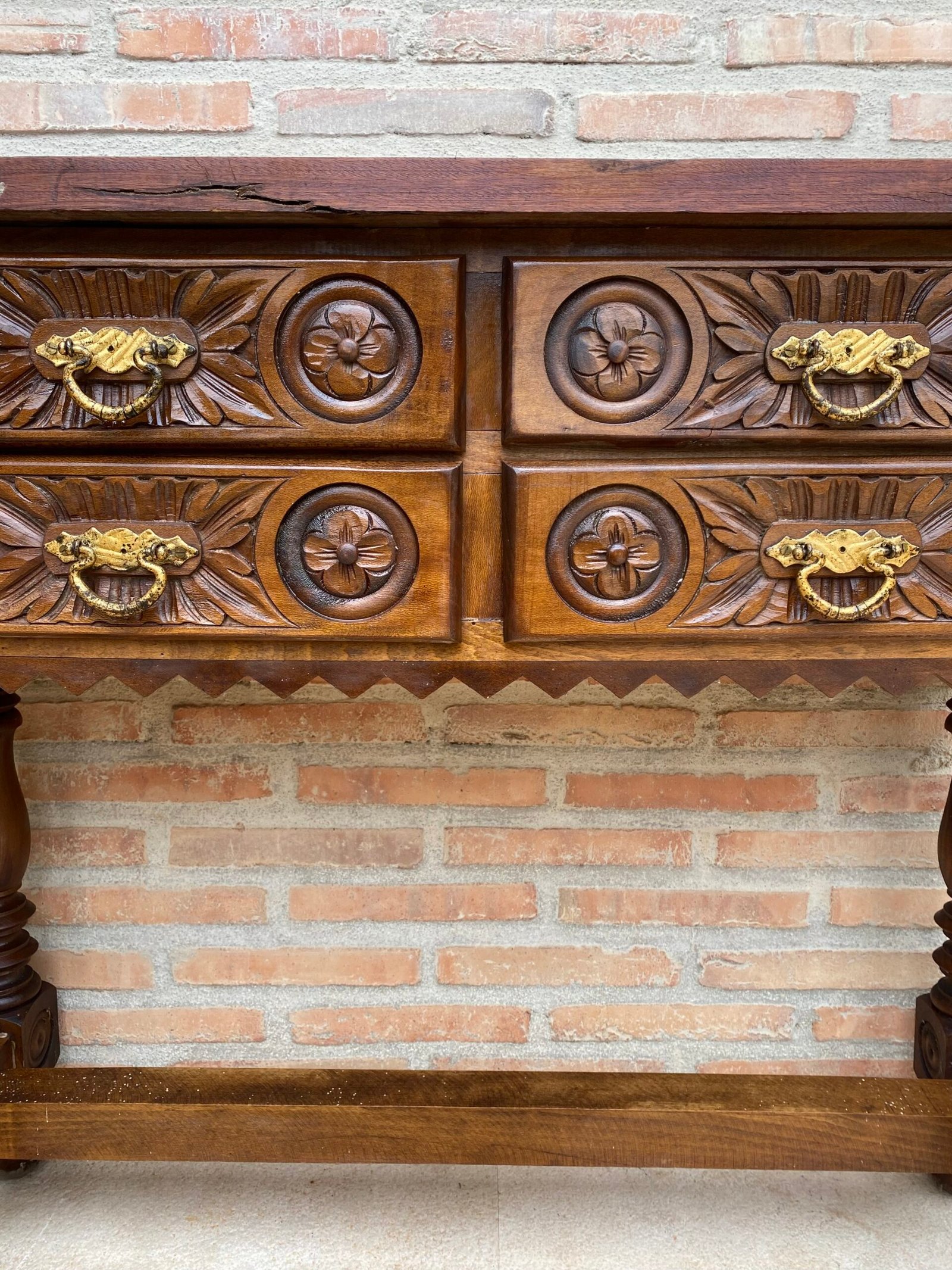 Mesa consola tallada española de principios del siglo XX con cuatro cajones, década de 1930 - Imagen 2
