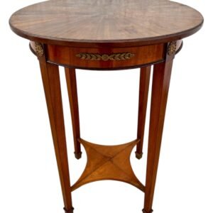 Mesa auxiliar de nogal estilo Luis XVI, década de 1910