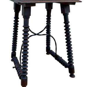 Mesa auxiliar española con patas torneadas y camilla de hierro, década de 1920